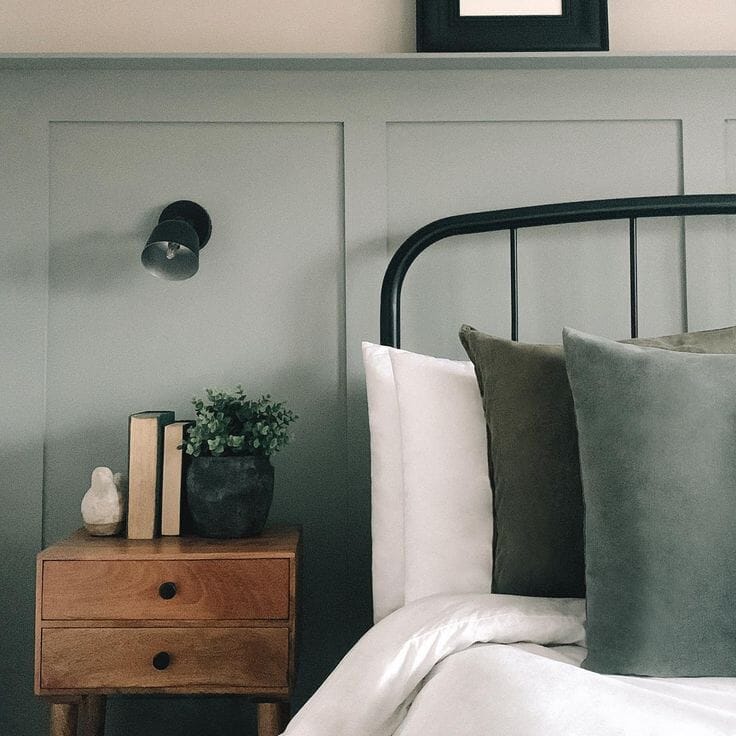 Green bedroom panelling